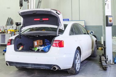 Tula, Rusya - 8 Mayıs 2015: araba araba onarım istasyonu