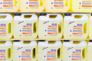 Klimovsk, Moscow region, Russsia - Ekim, 16, 2017: oilcans araç bileşenleri mağazası Klimovsk, Rusya'da raflarda