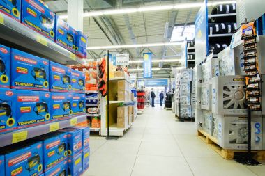 Klimovsk, Moscow region, Russsia - Ekim, 16, 2017: iç araba bileşenleri Shop Klimovsk, Rusya Federasyonu