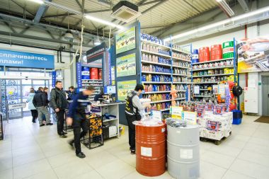 Klimovsk, Moscow region, Russsia - Ekim, 16, 2017: iç araba bileşenleri Shop Klimovsk, Rusya Federasyonu