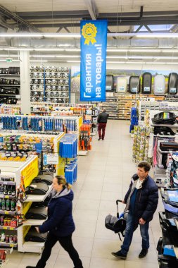 Klimovsk, Moscow region, Russsia - Ekim, 16, 2017: iç araba bileşenleri Shop Klimovsk, Rusya Federasyonu