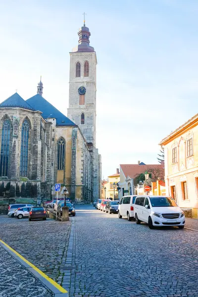 Kutna Hora Merkezi Bir Katolik Katedrali Ile Sokakta Kutna Hora — Stok fotoğraf