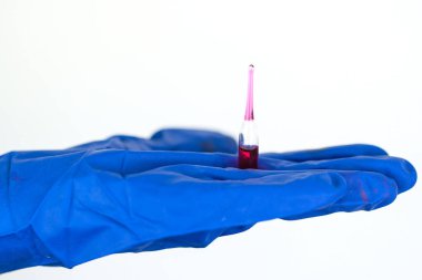 mavi bir dloves elinde bir ampül getiriyor