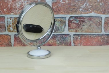 Araba anahtarı, ayna görüntüsü yansıyan içinde