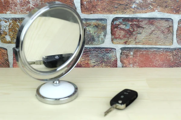 Araba anahtarı, ayna görüntüsü yansıyan içinde