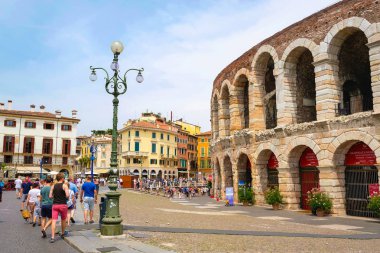 Verona, İtalya - 10 Temmuz 2017: turist Arena de Verona yakınındaki.