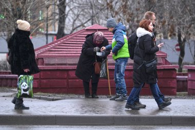 Moskova, Rusya - Aralık, 17, 2017: ayyaş Moskova'da sokakta duruyor.
