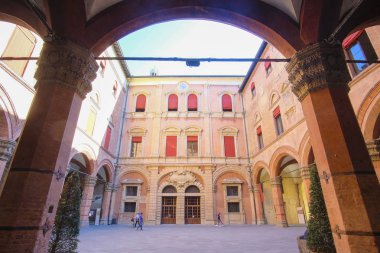 Bologna, İtalya - Mayıs, 29, 2017: Sarayı bahçesinde bir Bologna Merkezi