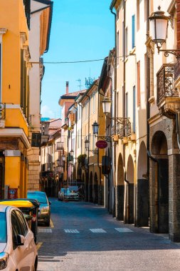 Padova, İtalya - 22 Haziran 2017: Padova, İtalya'nın merkezi sokakta