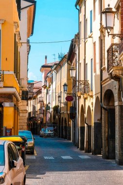 Padova, İtalya - 22 Haziran 2017: Padova, İtalya'nın merkezi sokakta