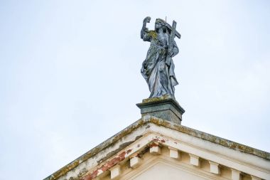 Battaglia Terme, İtalya - 27 Haziran 2017: bir cathidral Battaglia Terme, Kuzey İtalya çatıda heykel