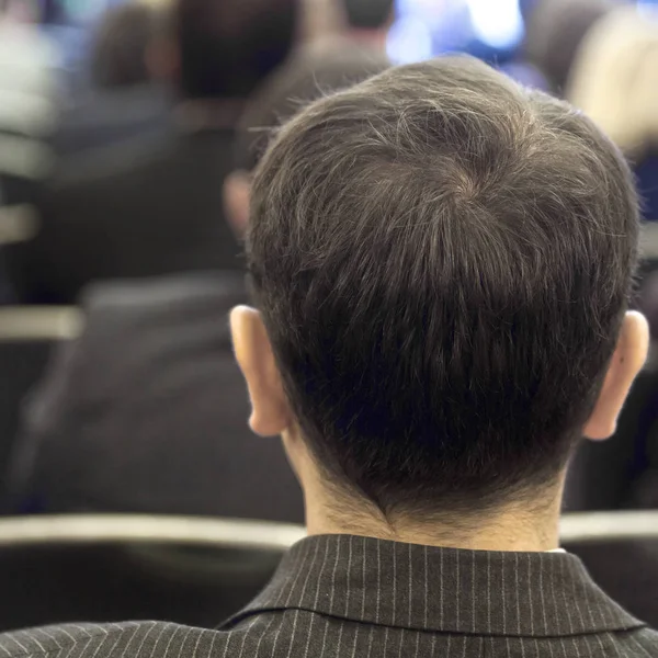 Publiken lyssnar agerar i en konferenssal. — Stockfoto