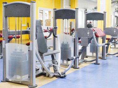 Bir spor salonunun içinde.