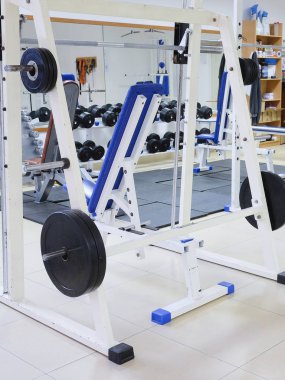 Bir spor salonunun içinde.