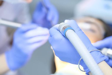 Dişçi el araçlarıyla yakın çekim