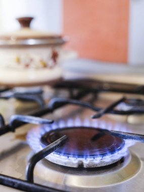 Bir gaz sobası ateşten