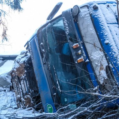 Moscow region, Rusya Federasyonu - 2 Şubat 2018: Moscow region, Rusya Federasyonu bir karla kaplı yolda bir hendekte kamyon çevirdi