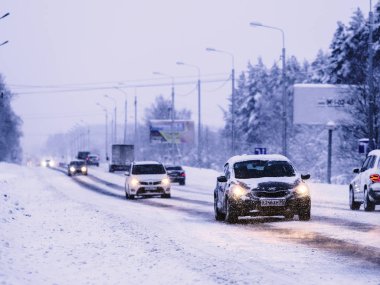 Moscow region, Rusya Federasyonu - Şubat, 25, 2018: arabalar karla kaplı yolda Moscow region, Rusya Federasyonu