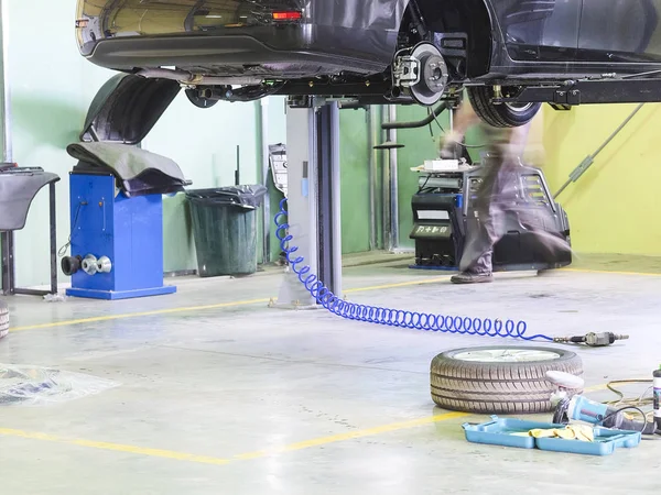 Coche Una Estación Reparación Automóviles — Foto de Stock