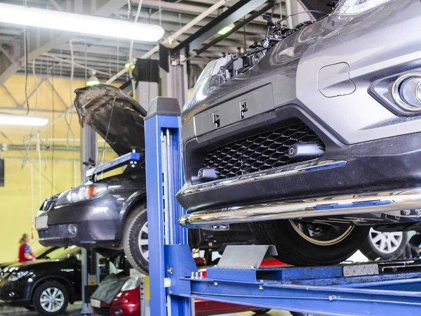 Coche Una Estación Reparación Automóviles — Foto de Stock