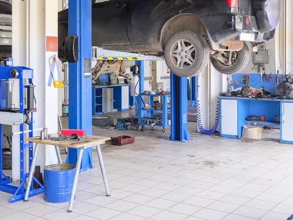 Coche Una Estación Reparación Automóviles —  Fotos de Stock