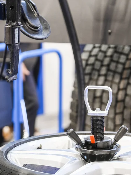 Moderne Reifenmaschine Der Tankstelle — Stockfoto