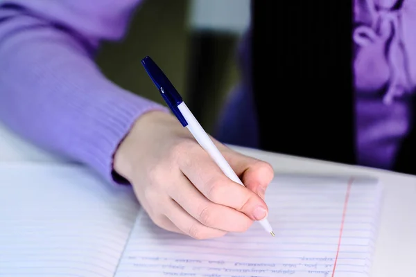 Pen Hand Van Een Meisje — Stockfoto