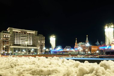 Moskova, Rusya - Mart, 23, 2018: Yatay, gece Moskova snowdrifts üzerinde bir frontground ile görüntü
