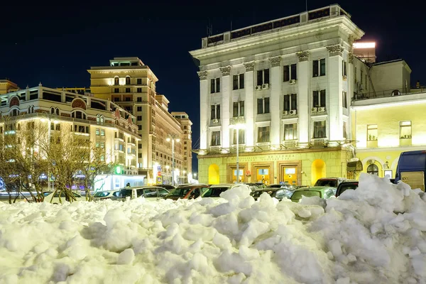 モスクワ ロシア連邦 2018 Frontground の吹きだまりでモスクワ地下鉄 Teatralnaya の夜景 — ストック写真