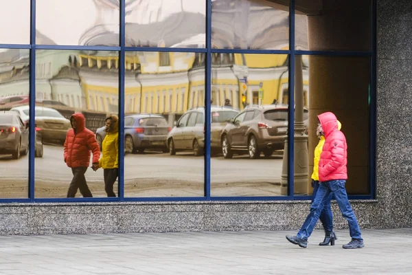 Moscú Rusia Abril 2018 Tráfico Mosocw Refleja Ventana Del Espectáculo —  Fotos de Stock