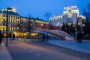 Moskova, Rusya - 08 Nisan 2018: peopl geceleri Moskova'da Gorki Park içeri girer