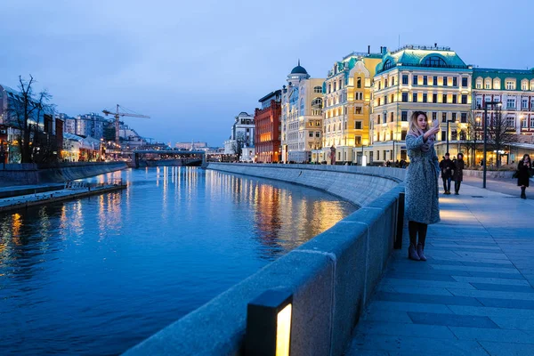 Moskva Rusko Duben 2018 Lidé Chodí Gorkého Parku Moskvě Noci — Stock fotografie