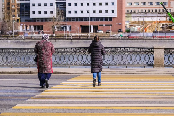 Moscou Rússia Abril 2018 Pedestres Atravessam Rua Moscou — Fotografia de Stock