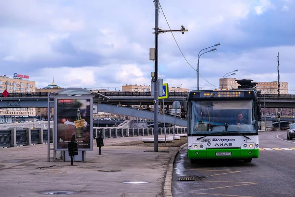 Москва Россия Апреля 2018 Года Автобус Московской Улице — стоковое фото