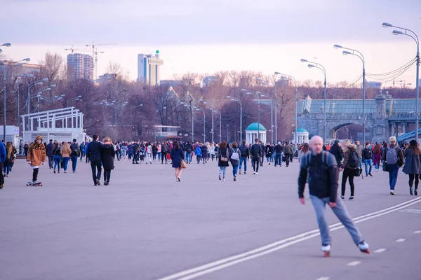 Moscou Rússia Abril 2018 Pedestres Caminham Parque Gorky Moscou — Fotografia de Stock