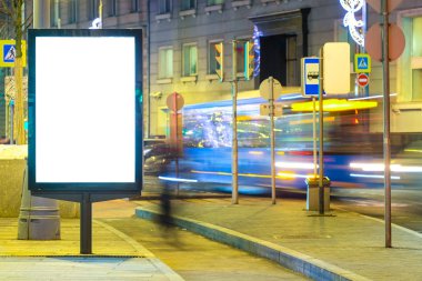 Moskova, Rusya - Mart, 23, 2018: Bir frontground üzerinde billboard ile gece Moskova Resim, yatay