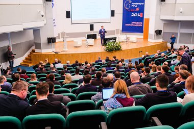 Moskova, Rusya - Nisan, 11, 2018: Konferans salonu hareket izleyici dinler