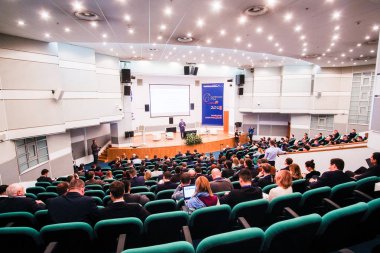 Moskova, Rusya - Nisan, 11, 2018: Konferans salonu hareket izleyici dinler