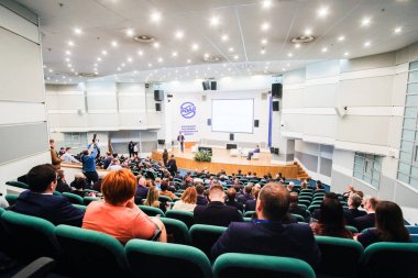 Moskova, Rusya - Nisan, 11, 2018: Konferans salonu hareket izleyici dinler