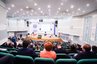 Moskova, Rusya - Nisan, 11, 2018: Konferans salonu hareket izleyici dinler