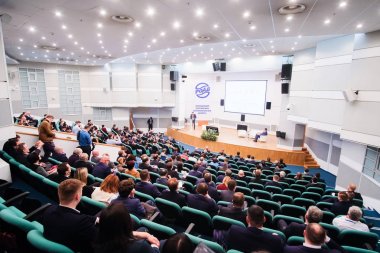 Moskova, Rusya - Nisan, 11, 2018: Konferans salonu hareket izleyici dinler