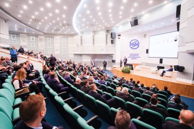 Moskova, Rusya - Nisan, 11, 2018: Konferans salonu hareket izleyici dinler