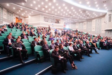 Moskova, Rusya - Nisan, 11, 2018: Konferans salonu hareket izleyici dinler