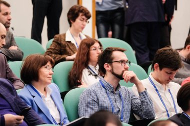 Moskova, Rusya - Nisan, 11, 2018: Konferans salonu hareket izleyici dinler