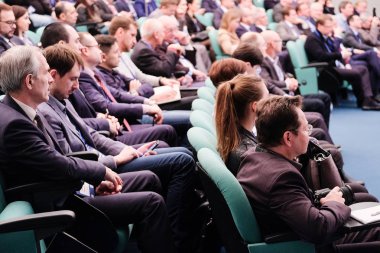 Moskova, Rusya - Nisan, 11, 2018: Konferans salonu hareket izleyici dinler