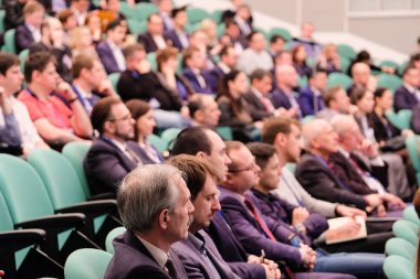 Moskova, Rusya - Nisan, 11, 2018: Konferans salonu hareket izleyici dinler