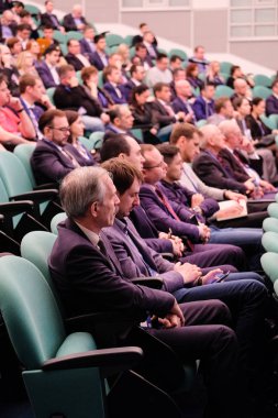 Moskova, Rusya - Nisan, 11, 2018: Konferans salonu hareket izleyici dinler