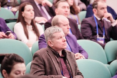 Moskova, Rusya - Nisan, 11, 2018: Konferans salonu hareket izleyici dinler