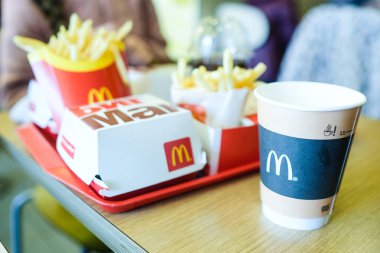Moskova, Rusya - Nisan, 14, 2018: burger, kahve ve McDonalds'da patates kızartması