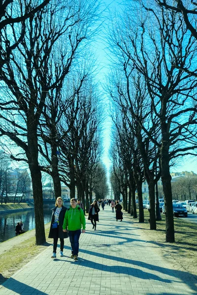 San Pietroburgo Russia Aprile 2018 Persone Che Camminano Sul Viale — Foto Stock
